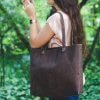 bolso tote vegano de corcho marron modelo 2
